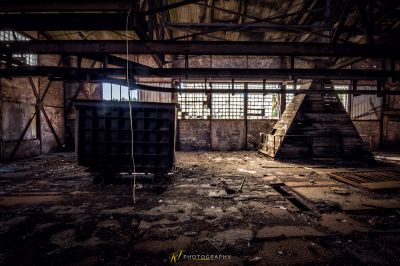 Ein Zimmer mit einem Haufen Müll und einem Mülleimer