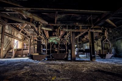 Eine große Maschine in einem sehr alten Gebäude