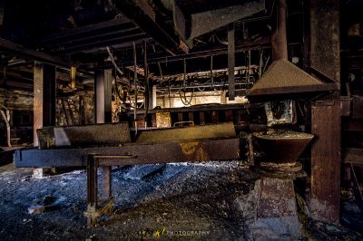 Eine große Metallmaschine in einem schmutzigen Raum