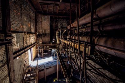 Ein Zimmer mit Rohren und einer Spüle