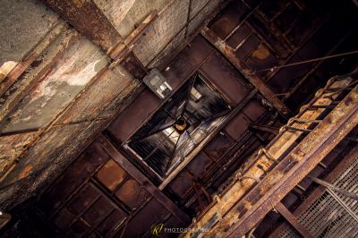 Ein Raum mit einem Haufen rostiger Metalltüren