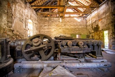 Eine große Maschine in einem Gebäude