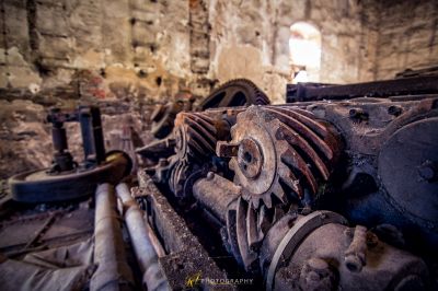 Ein Haufen alter Werkzeuge in einem Raum