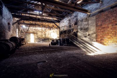 Ein Zimmer mit einer Ziegelmauer und einer Feuerhydraulika