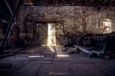 Ein Zimmer mit einer Tür und einem Haufen Schrott