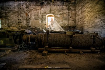 Ein Zimmer mit einem Haufen alter Gegenstände