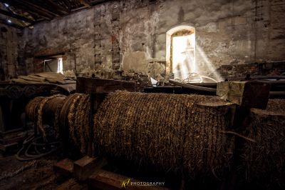Ein Zimmer mit einem Haufen Heu und einem Haufen Holz