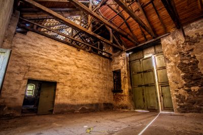 Ein Zimmer mit einer Tür und einem Fenster