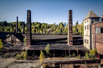 Blick auf eine Fabrik mit vielen Bäumen