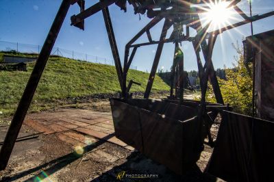 Eine Metallstruktur mit einer Sonne, die durch sie scheint