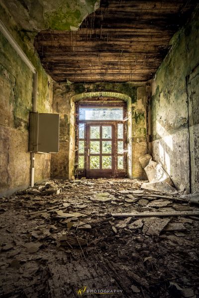 Ein Zimmer mit einer Tür und einem Haufen Schutt