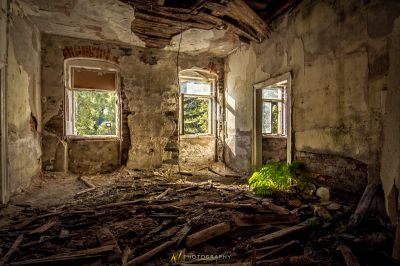 Ein Zimmer mit einem Haufen Schutt und einem Fenster