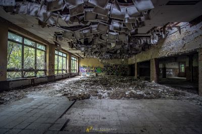 Ein Raum mit vielen Trümmern auf dem Boden