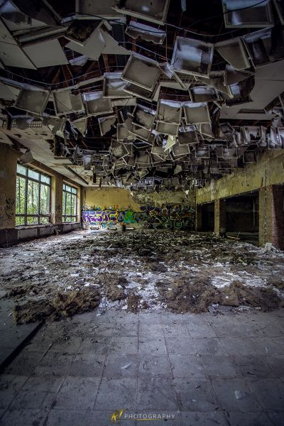 Ein Raum mit vielen Trümmern und Trümmern