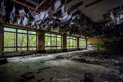 Ein Zimmer mit vielen Trümmern und kaputten Fenstern