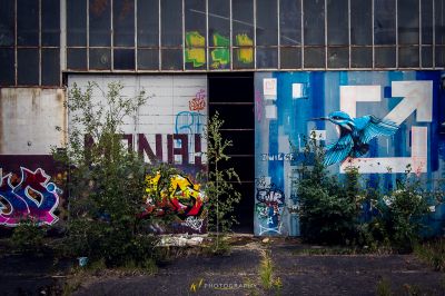 Ein Gebäude mit Graffiti darauf