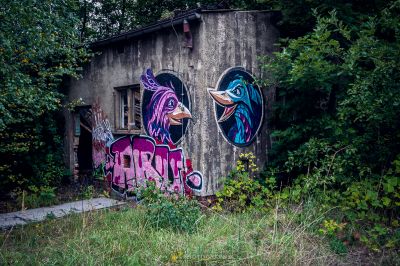 Ein Gebäude mit Graffiti darauf