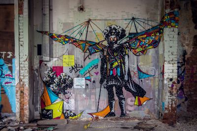 Eine Wand mit einem Gemälde eines Mannes mit einem Drachen