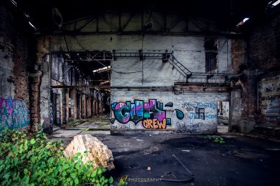 Ein sehr altes Gebäude mit Graffiti an den Wänden