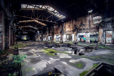 Ein großer Raum mit viel Graffiti an den Wänden