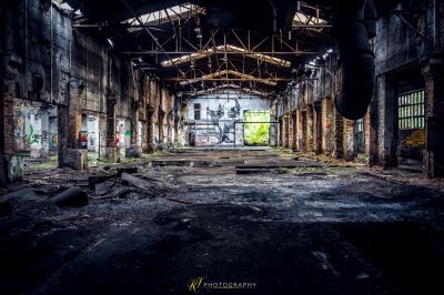 Ein großer Raum mit vielen Trümmern