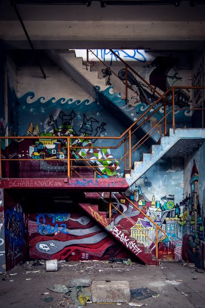 Ein Skatepark mit Graffiti an den Wänden