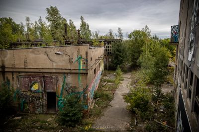 Ein sehr altes Gebäude mit Graffiti darauf
