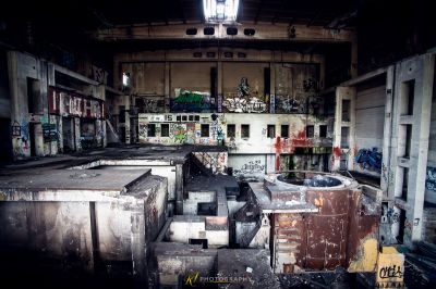 Ein Zimmer mit viel Müll und anderen Dingen