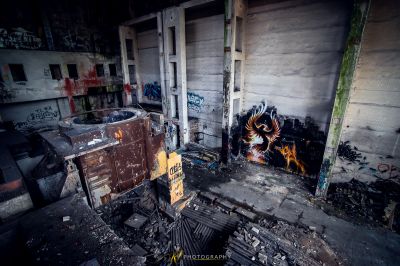 Ein Raum mit einem Feuer darin