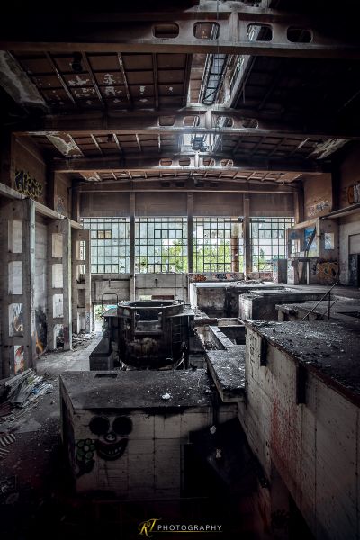 Ein Zimmer mit vielen Trümmern und vielen Fenstern