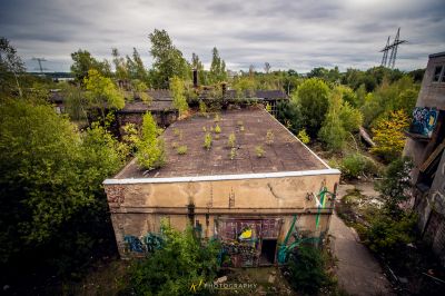 Ein sehr altes Gebäude mit viel Graffiti darauf