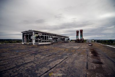 Ein großes Gebäude mit vielen Trümmern auf dem Boden