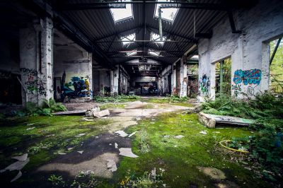 Ein großes Zimmer mit viel Müll und Müll