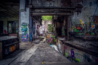 Ein Raum mit Graffiti an den Wänden und einer Tür