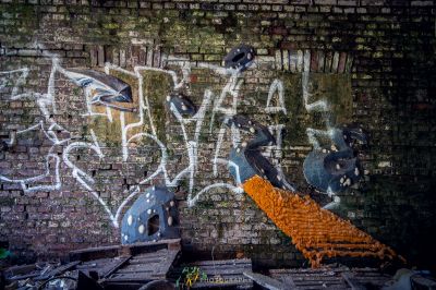 Eine Ziegelwand mit Graffiti darauf