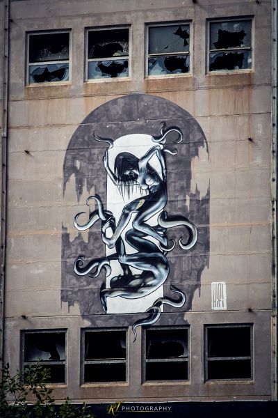 Ein Graffiti auf einem Gebäude