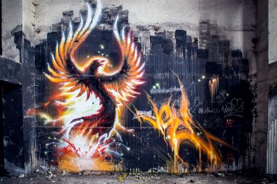 Ein Bild eines Vogels an einer Wand