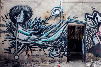 Eine Wand mit einem Gemälde von einer Frau und einem Mann