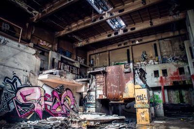 Ein Raum mit viel Graffiti an den Wänden