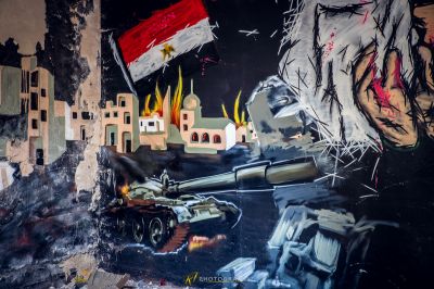 Ein Gemälde eines Tanks an der Wand