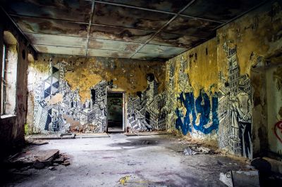 Ein Raum mit Graffiti an den Wänden und einer Tür