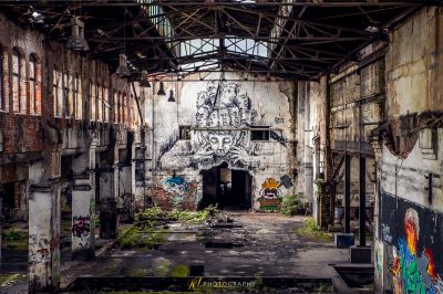 Ein großer Raum mit Graffiti an den Wänden