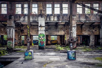 Ein Raum mit Graffiti an den Wänden und einem Blumenstrauß