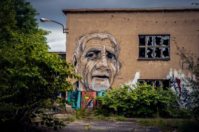Ein Wandbild des Gesichts eines Mannes auf einem Gebäude