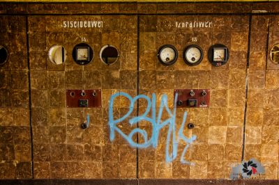 Eine Wand mit einem Haufen Graffiti darauf