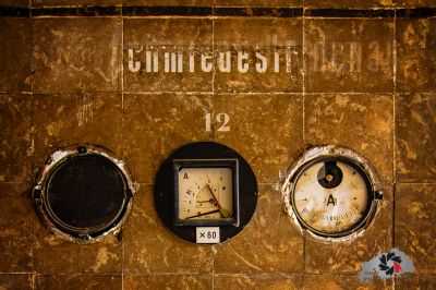 Eine Uhr an der Wand mit einer Uhr darauf