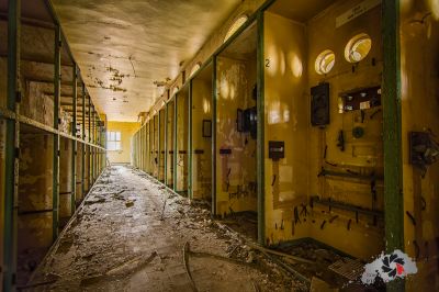 Ein langer Flur mit einem Haufen kaputter Fenster