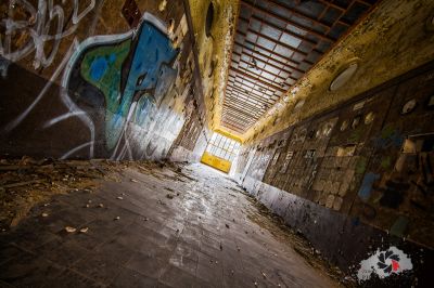 Ein Raum mit Graffiti an den Wänden und am Boden