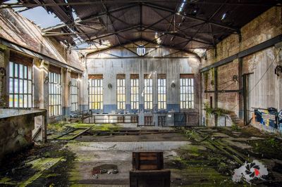 Ein Zimmer mit vielen Fenstern und vielen Trümmern