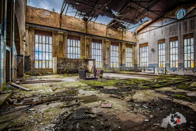 Ein Raum mit vielen Trümmern und Trümmern